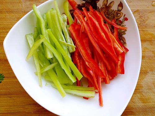 【彩椒炒土豆丝】