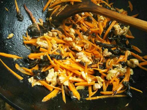 【胡萝卜木耳肉片】