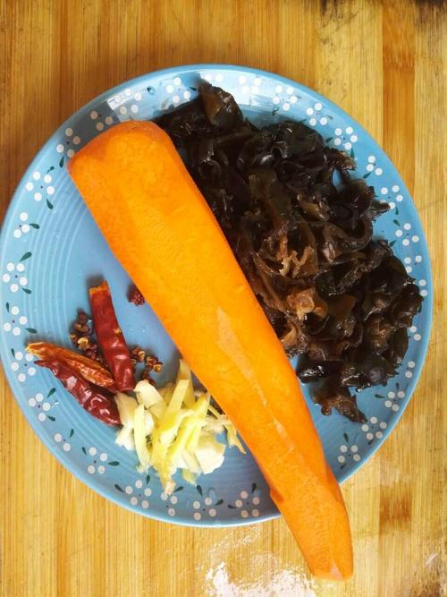 【胡萝卜木耳肉片】