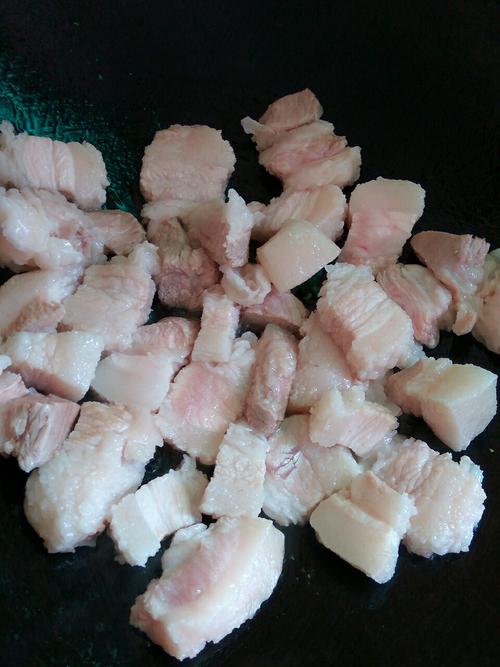 【鹧鸪蛋炖五花肉】