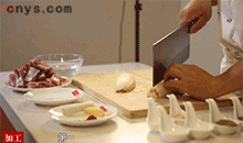 【莲藕炖排骨】切藕