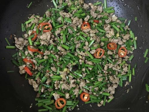 【韭薹炒肉末】