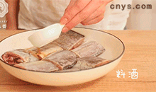 【红烧带鱼】加入料酒