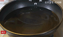 【酱牛肉】放入葱姜蒜