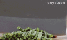 【豆角炒鸡肉】切长豆