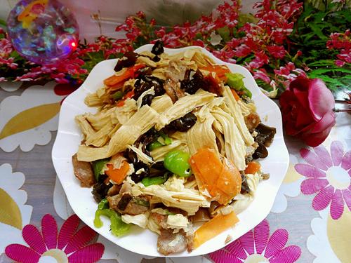 【腐竹木耳炒肉】