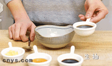 【白灼虾】碗中加入调料调匀