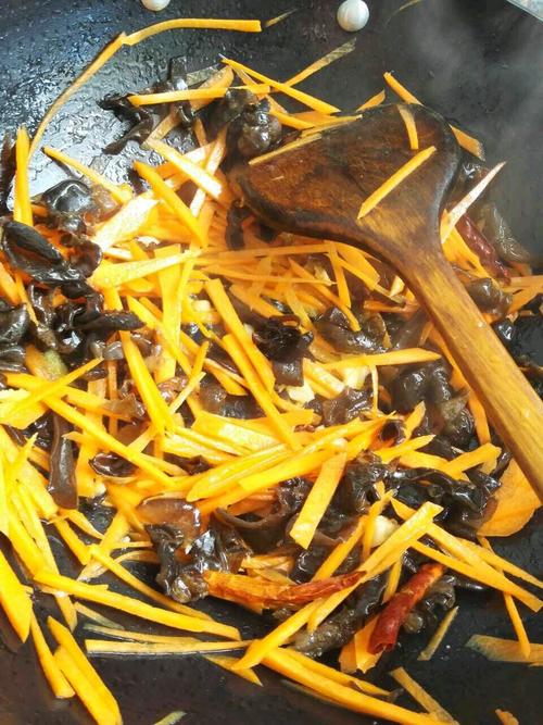 【胡萝卜木耳肉片】