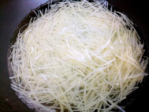 【彩椒炒土豆丝】