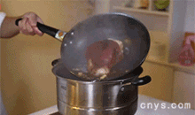 【红扒肘子】火烧开倒入另一锅中