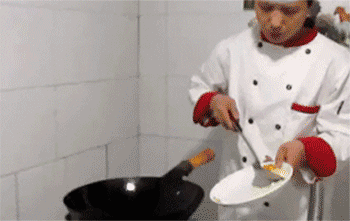 【鱼香茄子】将葱姜蒜炒香