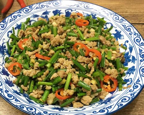 【韭薹炒肉末】