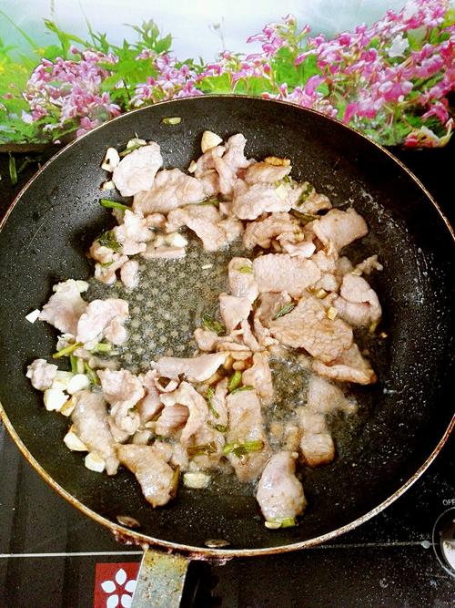 【腐竹木耳炒肉】