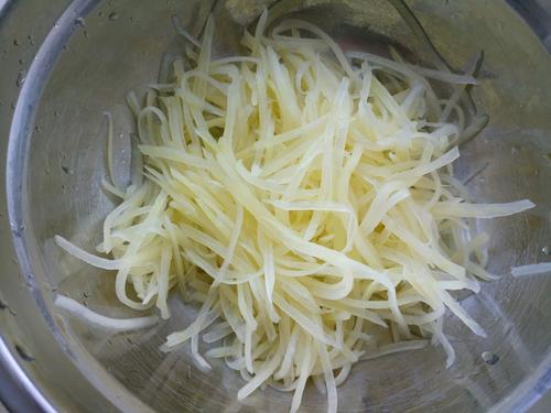 【彩椒炒土豆丝】