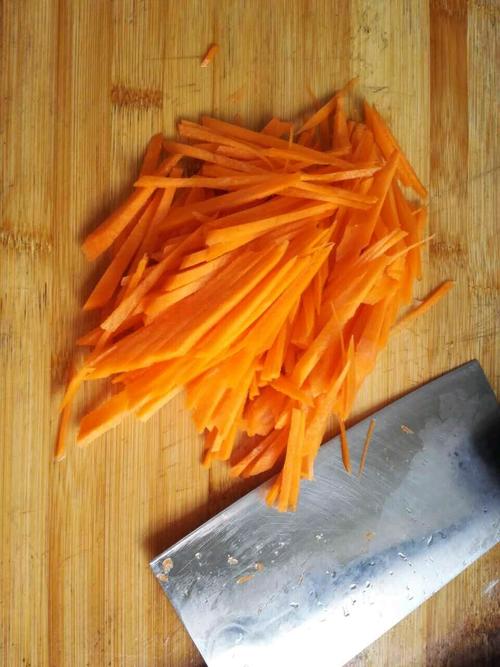 【胡萝卜木耳肉片】