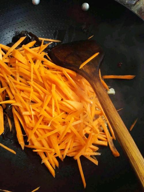 【胡萝卜木耳肉片】