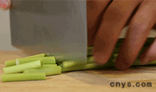 【蒜苔炒腊肉】蒜苔切段