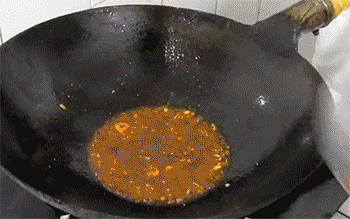 【鱼香茄子】放入炸好的茄条