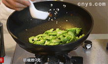 【苦瓜炒鸡蛋】放入佐料