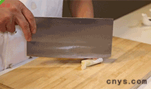 【红扒肘子】葱姜蒜切成片。