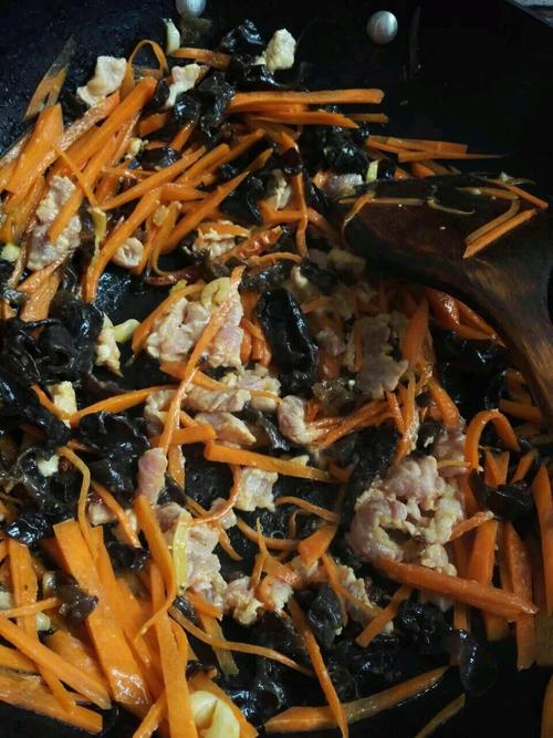 【胡萝卜木耳肉片】