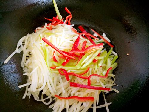 【彩椒炒土豆丝】