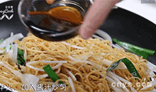 【炒面】加入酱汁