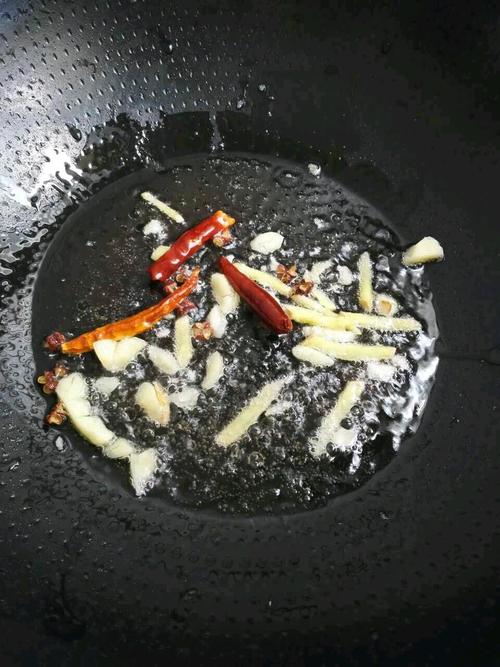 【胡萝卜木耳肉片】