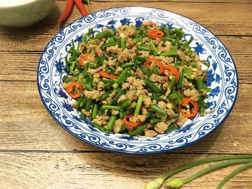 【韭薹炒肉末】