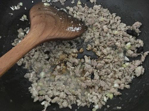 【韭薹炒肉末】