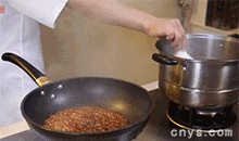 【红扒肘子】放入调好的肘汤