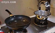 【红扒肘子】下肘子，四面煎至上色  