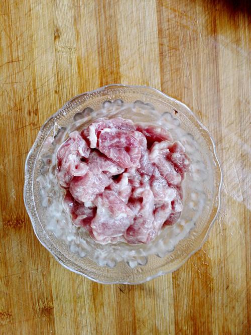 【腐竹木耳炒肉】