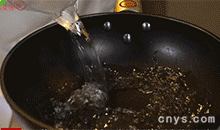 【红扒肘子】加入清水，放入肘子