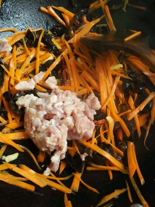 【胡萝卜木耳肉片】