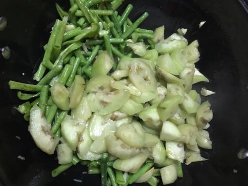 【蒜蓉豆角炒茄子】