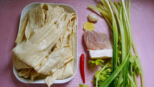 【香芹腐竹炒肉片】