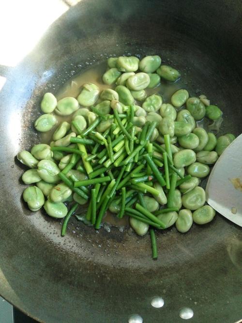 【青蚕豆炒蒜苗】