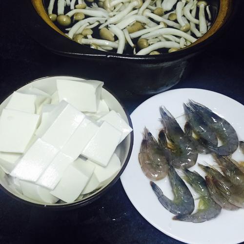 【豆腐鲜虾煲】