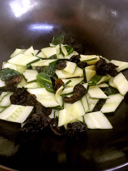 【黄瓜木耳炒鸡蛋】