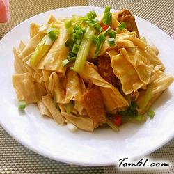 香芹腐竹炒肉片的做法