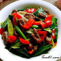 蒜苗炒鸭心的做法