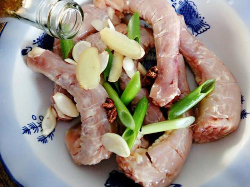 【干煎香辣鸡脖】