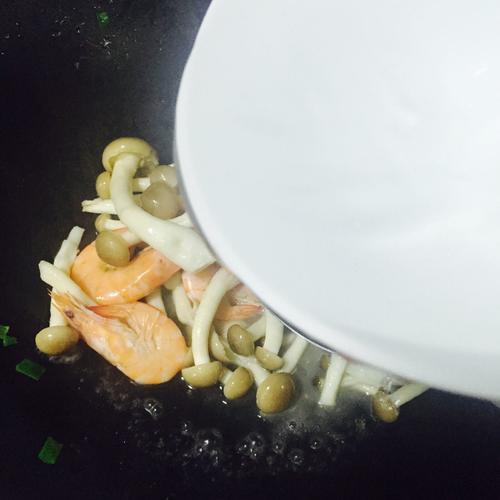 【豆腐鲜虾煲】