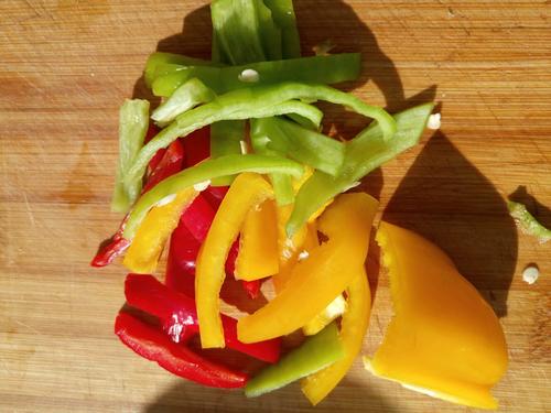 【彩椒芹菜炒肉丝】