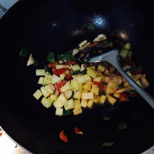 【彩椒菠萝鸡丁】