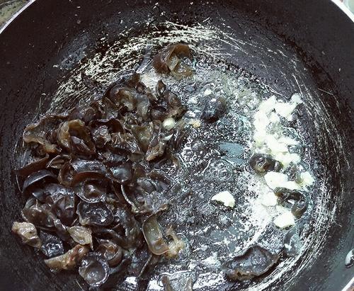 【黄瓜木耳炒鸡蛋】