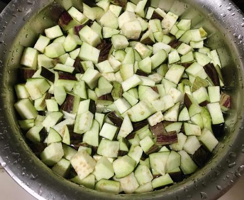 【香辣蚝油茄丁煲】