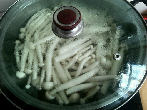 【彩椒耗油海鲜菇】