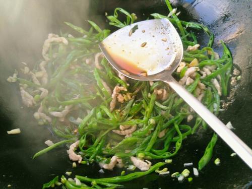 【猪耳朵豆角炒肉丝】